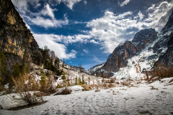 Schnee und blauer Himmel